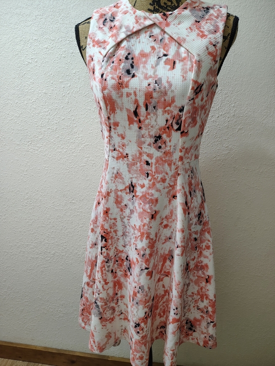 Ivanka Trump Dresses & Skirts - Ivanka Trump Sleeveless Fit & Flare Dress  Pink And White Blurred Print Size 4
